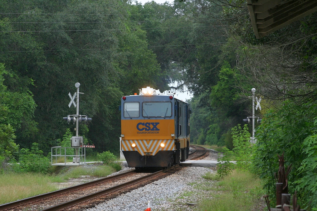 CSX GMS-1 going under the tunnel of trees
